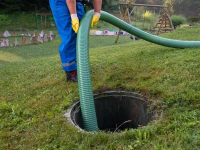 Profissional realizando a limpeza de uma fossa